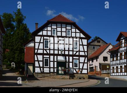 Edifici storici nel villaggio di Grosskochberg, Turingia Foto Stock