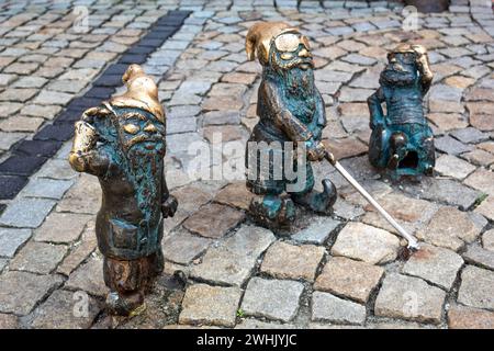 Nani di Breslavia - trio di persone disabilitate sulla Piazza del mercato vicino al Municipio: W-Skers, Slepak (cieco) e Gluchak (sordo) Foto Stock