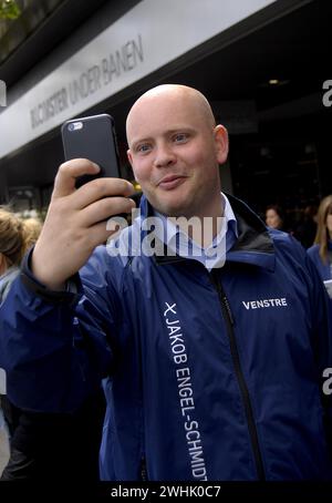 LYNGBY/COPENHAGEN/DANIMARCA. 15 GIUGNO 2015  il leader del partito liberale danese e il primo ministro cadidate l'ex primo ministro Lars Lokke Rasmussen per le elezioni stradali congiunte per il candidato al parlamento locale Jakob Engel-Schmidt nei distretti di lyngby (foto di Francis Joseph Dean/Deanpictures) Foto Stock