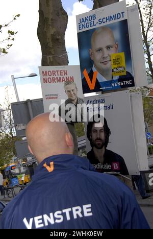 LYNGBY/COPENHAGEN/DANIMARCA. 15 GIUGNO 2015  il leader del partito liberale danese e il primo ministro cadidate l'ex primo ministro Lars Lokke Rasmussen per le elezioni stradali congiunte per il candidato al parlamento locale Jakob Engel-Schmidt nei distretti di lyngby (foto di Francis Joseph Dean/Deanpictures) Foto Stock