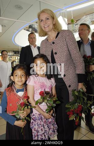 COPENAGHEN/DANIMARCA. 9 giugno 2015  il primo ministro danese, helle Thorning-Schmidt, visita il Rodovre centrum per incontrare i suoi elettori e distribuire rose rosse alla nazione accoglie gli immigrati che visitano il Centro oggi insieme al suo membro del partito Morten Bodskov ex ministro della giustizia e membro del partito socialdemocratico (foto di Francis Joseph Dean/Deanpictures) Foto Stock