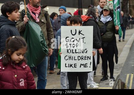 Londra, Inghilterra, Regno Unito. 10 febbraio 2024. La gente partecipa a una processione silenziosa e a una veglia degli operatori sanitari per la Palestina a Whitehall, nel centro di Londra. (Credit Image: © Thomas Krych/ZUMA Press Wire) SOLO PER USO EDITORIALE! Non per USO commerciale! Foto Stock