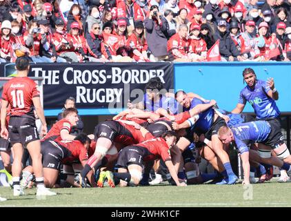 Yokohama, Giappone. 10 febbraio 2024. I calciatori neozelandesi degli Auckland Blues e degli Yokohama Canon Eagles formano una scrum durante la partita di rugby transfrontaliero allo stadio Nippatsu Mitsuzawa di Yokohama, nella periferia di Tokyo, sabato 10 febbraio 2024. I Blues sconfissero gli Eagles 57-22. (Foto di Yoshio Tsunoda/AFLO) Foto Stock