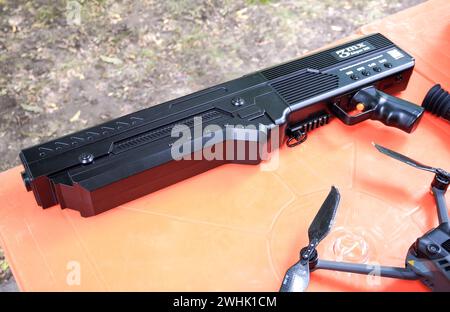 Samara, Russia - 27 maggio 2023: UAV Drone Jammer System. Jammer anti-dondolo, pistola anti-dondolo Foto Stock