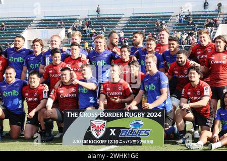 Yokohama, Giappone. 10 febbraio 2024. I giocatori della nuova Zelanda di Auckland Blues Fly e Yokohama Canon Eagles posano per una foto dopo la partita di rugby transfrontaliero allo stadio Nippatsu Mitsuzawa di Yokohama, nella periferia di Tokyo, sabato 10 febbraio 2024. I Blues sconfissero gli Eagles 57-22. (Foto di Yoshio Tsunoda/AFLO) Foto Stock