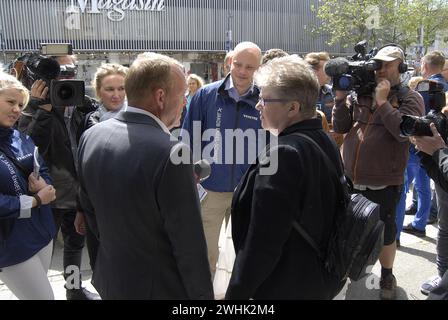 LYNGBY/COPENHAGEN/DANIMARCA. 15 GIUGNO 2015  il leader del partito liberale danese e il primo ministro cadidate l'ex primo ministro Lars Lokke Rasmussen per le elezioni stradali congiunte per il candidato al parlamento locale Jakob Engel-Schmidt nei distretti di lyngby Foto Stock