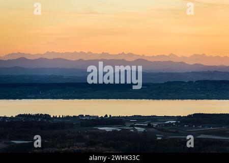 Vista del lago di Costanza e delle Alpi svizzere dal Gehrenberg, tramonto, Markdorf, lago di Costanza, Baden-Wuerttemberg, Germania Foto Stock