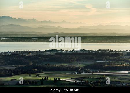 Vista del lago di Costanza e delle Alpi svizzere dal Gehrenberg, tramonto, Markdorf, lago di Costanza, Baden-Wuerttemberg, Germania Foto Stock