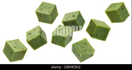 Cubetti di pesto al formaggio verde isolati su sfondo bianco Foto Stock