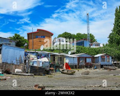 Vista della città di Castro, è la capitale della provincia di Chiloe, situata a sud del Cile. Sulla costa orientale, ospita quasi tutta la popolazione Foto Stock