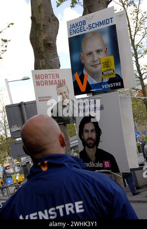 LYNGBY/COPENHAGEN/DANIMARCA. 15 GIUGNO 2015  il leader del partito liberale danese e il primo ministro cadidate l'ex primo ministro Lars Lokke Rasmussen per le elezioni stradali congiunte per il candidato al parlamento locale Jakob Engel-Schmidt nei distretti di lyngby Foto Stock