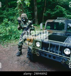 Soldato in addestramento con fucile automatico; Humvee Jeep; U.S. Army; Pennsylvania National Guard; Fort Indiantown Gap; Pennsylvania; Stati Uniti Foto Stock