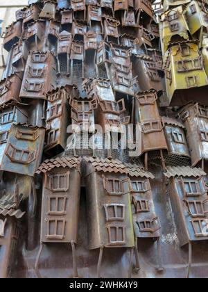 Valparaiso, Cile - 15 gennaio 2014 - la Street art decora le case nella città portuale di Valparaiso, Patrimonio dell'Umanità dell'UNESCO, in Cile, gli artisti locali utilizzano il cit Foto Stock