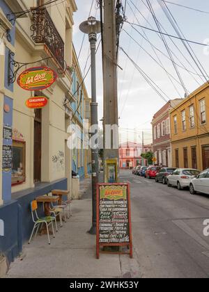 Valparaiso, Cile - 15 gennaio 2014 - case colorate nella città portuale di Valparaiso, patrimonio dell'umanità dell'UNESCO, in Cile, gli artisti locali utilizzano le mura della città e. Foto Stock