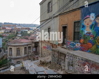 Valparaiso, Cile - 15 gennaio 2014 colorate case di Street art nella città portuale di Valparaiso, Patrimonio dell'Umanità dell'UNESCO, in Cile, gli artisti locali utilizzano Foto Stock