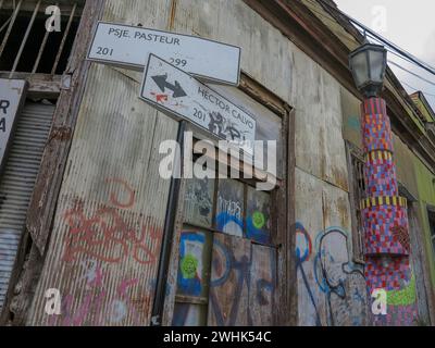 Valparaiso, Cile - 15 gennaio 2014 colorate case di Street art nella città portuale di Valparaiso, Patrimonio dell'Umanità dell'UNESCO, in Cile, gli artisti locali utilizzano Foto Stock