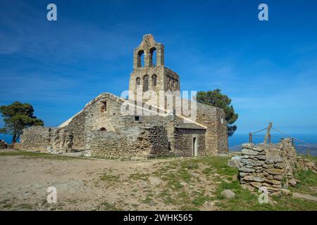 Vecchia chiesa vicino al monastero di Sant Pere de Rodes, Spagna Foto Stock