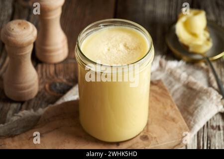 Ghee o burro chiarificato in un vaso di vetro Foto Stock