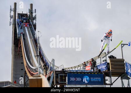 Lake Placid, New York, Stati Uniti. 9 febbraio 2024. 47 Pio Paschke GER salta durante il round maschile Large Hill Individulal alla Coppa del mondo di salto con gli sci a Lake Placid (Credit Image: © James Patrick Cooper/ZUMA Press Wire) SOLO PER USO EDITORIALE! Non per USO commerciale! Foto Stock