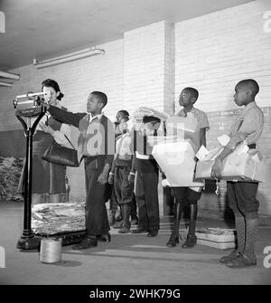 Studenti in fila per pesare la carta da rottami a scuola durante la campagna Scrap Salvage, Victory Program, Washington, D.C., USA, Marjory Collins, U.S. Office of War Information, marzo 1942 Foto Stock