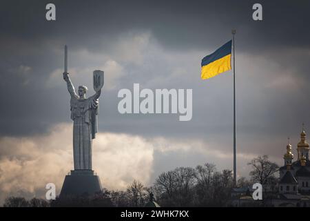 Vista sull'iconica città di Kiev. Bandiera Ucraina e monumento della Patria sulla riva destra del fiume Dnipro Foto Stock