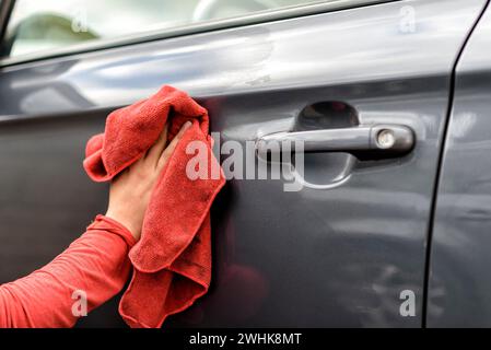 Lucidatura di un'auto dopo il lavaggio dell'auto Foto Stock