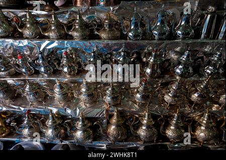 Teiere sul mercato, negozio, bazar, commerciante, souk, arabo, orientale, orientale, cultura, Islam, souvenir, shopping, città, medina, Marrakech, Marocco Foto Stock