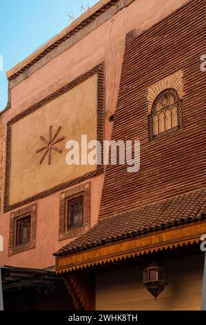 Facciata restaurata, ornamento, decorazione, ornamento, arte, architettura, intonaco di argilla, materiale da costruzione, alternativa, arabo, orientale, casa, casa Foto Stock