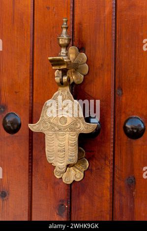 Battitacco tradizionale a mano, montaggio porta, porta, ottone, mano, ingresso, battito, battito, comunicazione, incisione, splendido, orientale Foto Stock