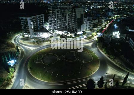 Vista aerea del drone di una rotonda dal design moderno. Trasporto stradale Nicosia Cipro Europa Foto Stock