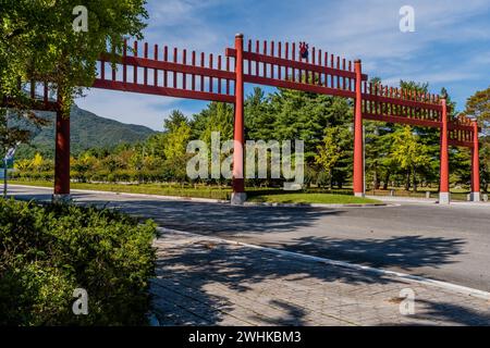 Grande cancello rosso in legno attraverso la strada a quattro corsie nel parco pubblico della Corea del Sud Foto Stock