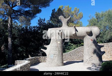 Grande Arco al labirinto di Joan Miro Foto Stock