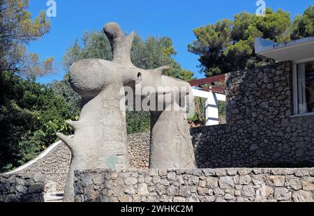 Grande Arco nel labirinto di Joan Miro Foto Stock