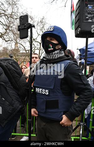 Londra, Regno Unito, 10 febbraio 2024: Migliaia di sostenitori filo-palestinesi detengono centinaia di bare di carta scritte con i nomi di bambini uccisi da Benjamin Netanyahu e soldati israeliani. Un raduno è stato organizzato dagli operatori sanitari per la Palestina per chiedere un rimborso per l'UNRWA di fronte a Downing Street. I manifestanti asseriscono la complicità del governo britannico nel genocidio di Gaza e chiedono che il governo britannico smetta di armare i caccia israeliani lanciando bombardamenti uccidendo bambini del Palestiano e ponendo immediatamente fine al fondo. Gli operatori sanitari per la Palestina chiedono giustizia per i loro operatori sanitari contro la wa israeliana Foto Stock