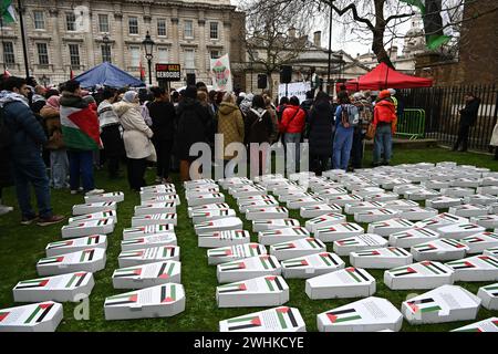 Londra, Regno Unito, 10 febbraio 2024: Migliaia di sostenitori filo-palestinesi detengono centinaia di bare di carta scritte con i nomi di bambini uccisi da Benjamin Netanyahu e soldati israeliani. Un raduno è stato organizzato dagli operatori sanitari per la Palestina per chiedere un rimborso per l'UNRWA di fronte a Downing Street. I manifestanti asseriscono la complicità del governo britannico nel genocidio di Gaza e chiedono che il governo britannico smetta di armare i caccia israeliani lanciando bombardamenti uccidendo bambini del Palestiano e ponendo immediatamente fine al fondo. Gli operatori sanitari per la Palestina chiedono giustizia per i loro operatori sanitari contro la wa israeliana Foto Stock