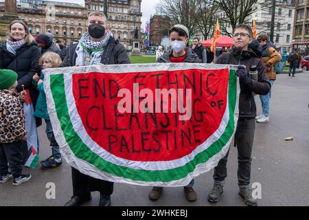 Glasgow, Scozia, Regno Unito. 10 febbraio 2024. I sostenitori della Palestina si riuniscono in George Square, seguita da una marcia per le strade per protestare e chiedere la fine della guerra a Gaza. Crediti: RGass/Alamy Live News Foto Stock