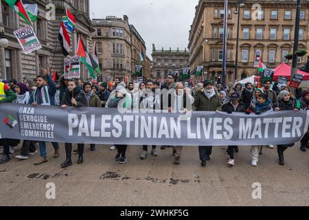 Glasgow, Scozia, Regno Unito. 10 febbraio 2024. I sostenitori della Palestina si riuniscono in George Square, seguita da una marcia per le strade per protestare e chiedere la fine della guerra a Gaza. Crediti: RGass/Alamy Live News Foto Stock