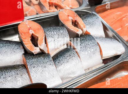 Samara, Russia - 13 maggio 2023: Bistecche di salmone fresco al banco. Pesce rosso crudo in vendita. Negozio di specialità di pesce Foto Stock