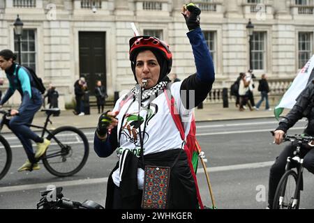 Londra, Regno Unito. 10 febbraio 2024. La grande corsa per la Palestina per un cessate il fuoco ora "fermare il genocidio” a Gaza in Palestina. Vogliamo richiamare l'attenzione sulle violazioni dei diritti umani subite dal popolo palestinese. La brutale occupazione militare israeliana di Gaza e della Cisgiordania (compresa Gerusalemme Est) e la continua violazione del diritto internazionale da parte di Israele approvata da Whitehall, Londra, Regno Unito. Credito: Vedi li/Picture Capital/Alamy Live News Foto Stock