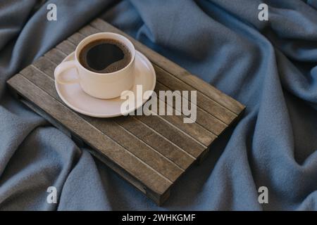 Tazza di caffè nero in una tazza di ceramica pastello rosa su sfondo grigio. Posiziona per testo. Foto Stock