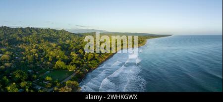 Vista aerea, vista del Parco Nazionale di Cahuita, della costa e del paesaggio costiero con la foresta, Cahuita, Limon, Costa Rica Foto Stock