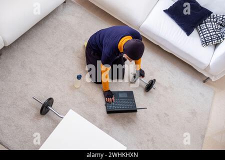 donna musulmana che fa esercizi a casa Foto Stock