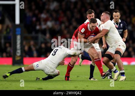 Londra, Inghilterra. 10 febbraio 2024. George North del Galles viene affrontato dall'inglese Alex Mitchell e Ben Earl durante il Guinness 6 Nations match tra Inghilterra e Galles. Crediti: Ben Whitley/Alamy Live News Foto Stock