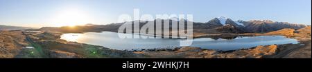 Vista aerea, picco di montagna e lago di montagna, atmosfera serale, lago Arabel al passo Arabel, provincia di Issyk Kul, Kirghizistan Foto Stock