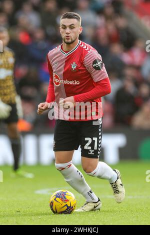 Southampton, Regno Unito. 10 febbraio 2024. Il difensore del Southampton Taylor Harwood-Bellis (21) in azione durante la partita tra Southampton FC e Huddersfield Town AFC al St.Mary's Stadium, Southampton, Inghilterra, Regno Unito il 10 febbraio 2024 Credit: Every Second Media/Alamy Live News Foto Stock