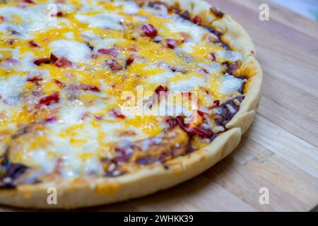 Pizza margherita piena di formaggio con il viso croccante Foto Stock