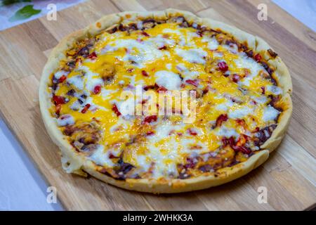 Pizza margherita piena di formaggio con il viso croccante Foto Stock