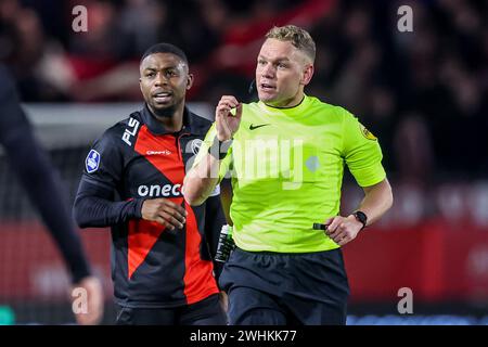 Almere, Paesi Bassi. 10 febbraio 2024. ALMERE, PAESI BASSI - 10 FEBBRAIO: L'arbitro Alex Bos reagisce durante l'incontro olandese Eredivisie tra l'Almere City FC e l'AZ Alkmaar allo Yanmar Stadion il 10 febbraio 2024 ad Almere, Paesi Bassi. (Foto di Pieter van der Woude/Orange Pictures) credito: Orange Pics BV/Alamy Live News Foto Stock