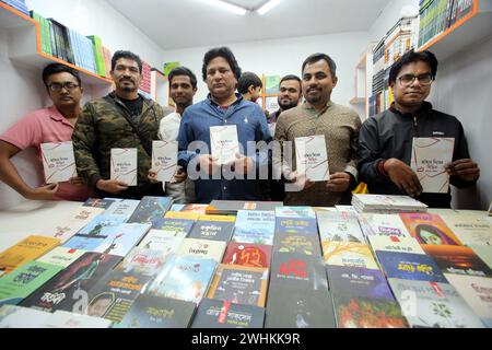 Dhaka, Wari, Bangladesh. 10 febbraio 2024. Presentazione della copertina del primo libro di poesie del poeta Animesh Rahman "Andhar diner michili". Ogni anno, la Bangla Academy organizza la fiera nazionale del libro nell'area dell'Università di Dhaka. Questa fiera del libro è la più grande del Bangladesh e si svolge per tutto il mese di febbraio. Dacca, Bangladesh, 10 febbraio 2024. (Credit Image: © Habibur Rahman/ZUMA Press Wire) SOLO PER USO EDITORIALE! Non per USO commerciale! Foto Stock