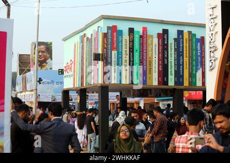 Dhaka, Wari, Bangladesh. 10 febbraio 2024. I visitatori sono visitati durante la fiera nazionale del libro chiamata Ekushey Boi Mela a Dacca. Ogni anno, la Bangla Academy organizza la fiera nazionale del libro nell'area dell'Università di Dhaka. Questa fiera del libro è la più grande del Bangladesh e si svolge per tutto il mese di febbraio. Dacca, Bangladesh, 10 febbraio 2024. (Credit Image: © Habibur Rahman/ZUMA Press Wire) SOLO PER USO EDITORIALE! Non per USO commerciale! Foto Stock